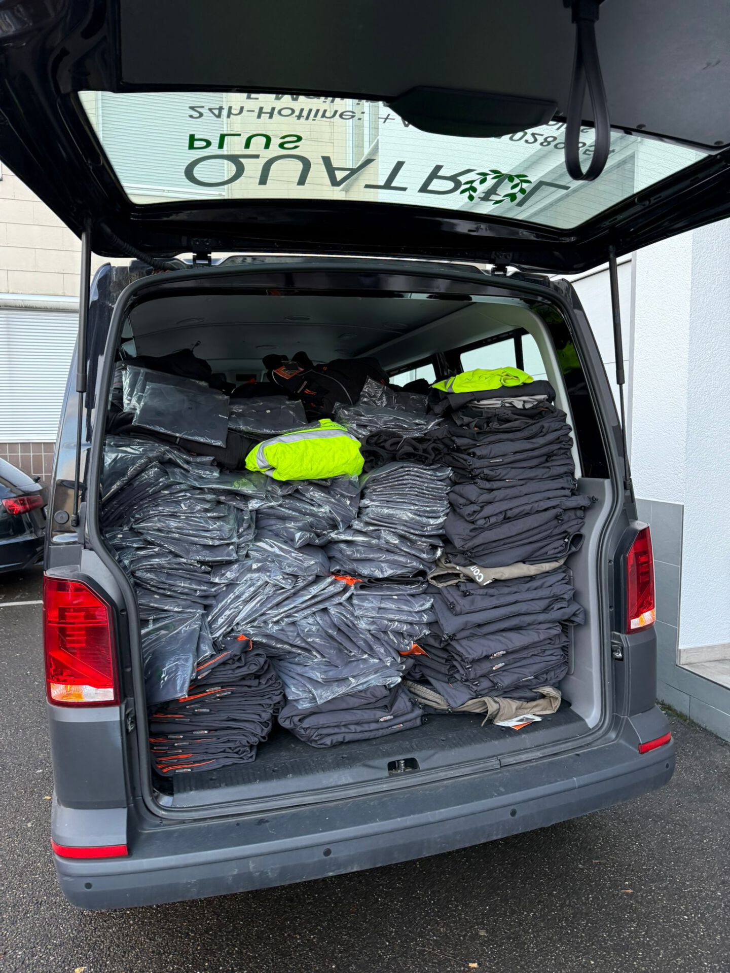 Transporter mit gespendeter Firmenkleidung für das Deutsche Rote Kreuz Stuttgart