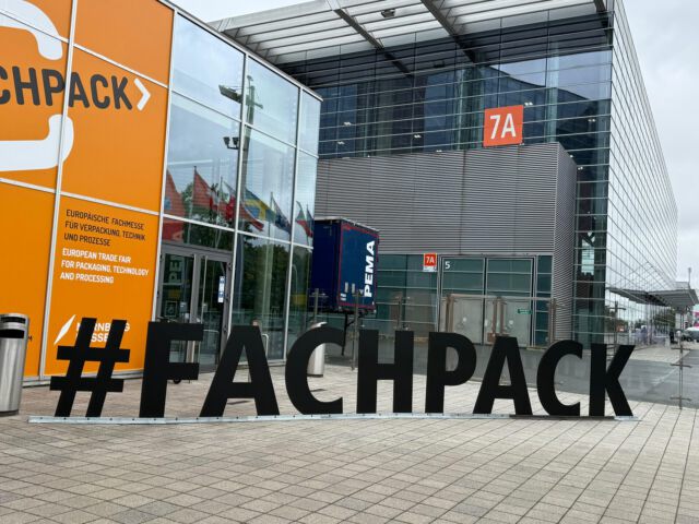 Eingang zur Fachpack 2025 in Nürnberg mit großem #FACHPACK Schriftzug.