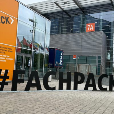 Eingang zur Fachpack 2025 in Nürnberg mit großem #FACHPACK Schriftzug.
