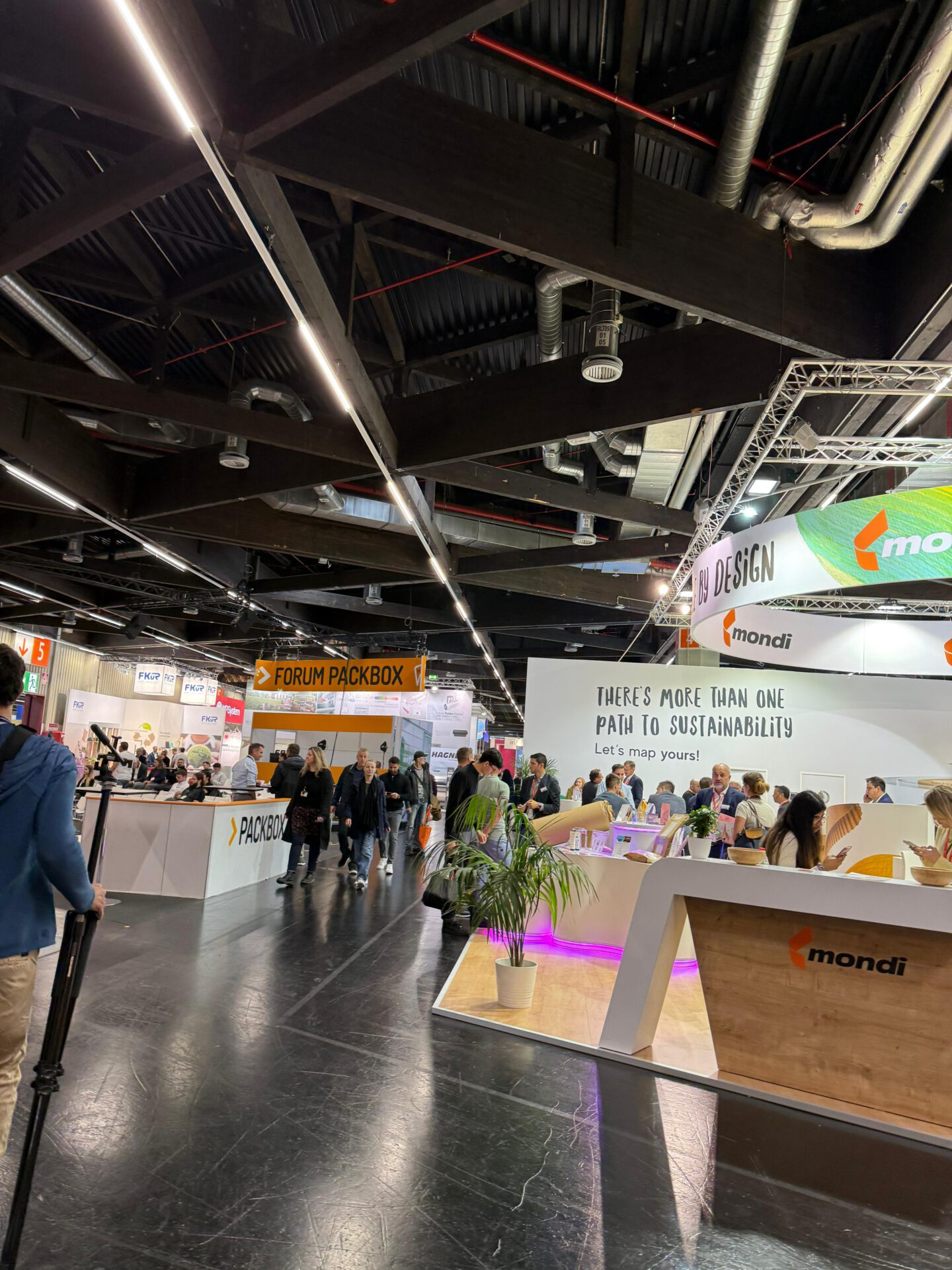 Besucher und Aussteller auf der Fachpack 2025 in Nürnberg – Quatrol Plus GmbH zu Gast auf der europäischen Leitmesse für Verpackung.