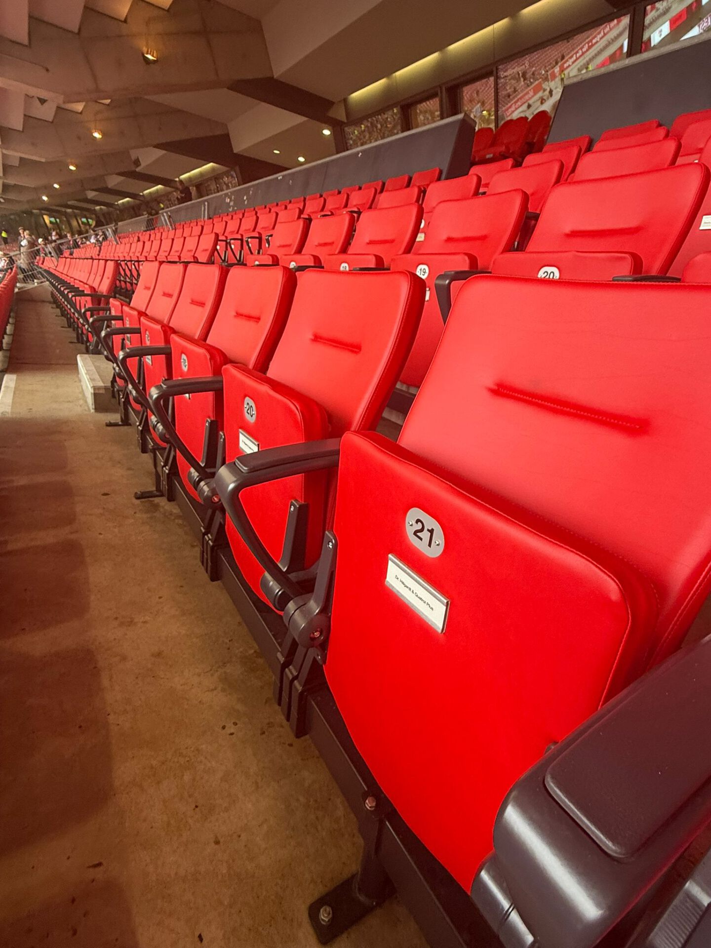 Rote Sitzreihen im Stadion des VfB Stuttgart – Quatrol Plus GmbH beim Heimspiel gegen Heidenheim